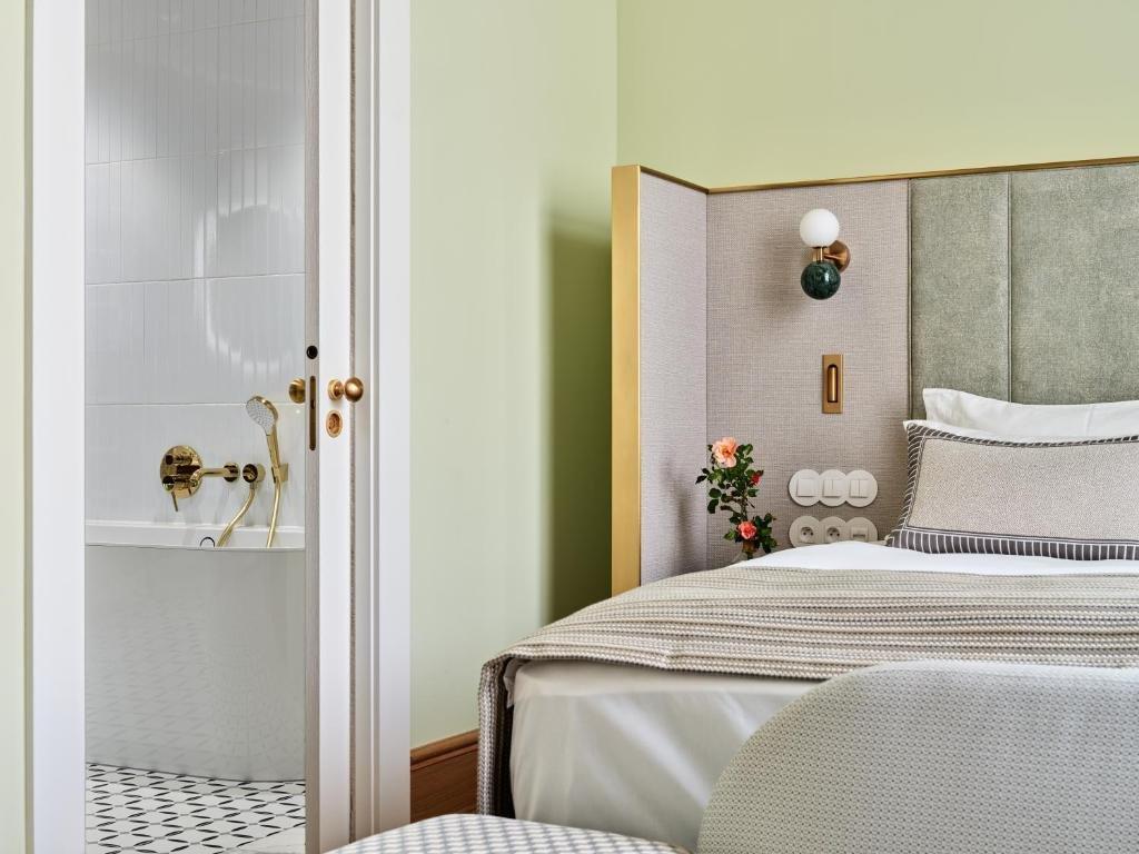 Hotel Altus Palace - Destigo Hotels Wrocław Eksteriør bilde A bedroom at the Hotel