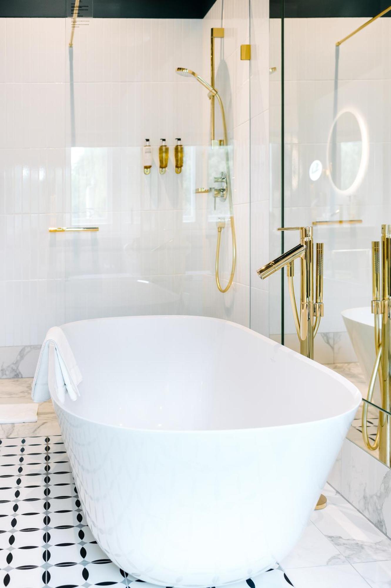 Hotel Altus Palace - Destigo Hotels Wrocław Rom bilde A freestanding bathtub
